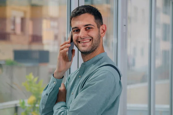 Uomo Affari Sorridente Con Cellulare Ufficio — Foto Stock