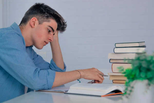 Estudiante Adolescente Escritorio Con Libros Cansados Agobiados Por Estrés —  Fotos de Stock