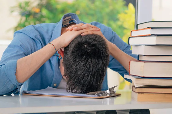 Estudante Desesperado Exausto Mesa Com Livros — Fotografia de Stock