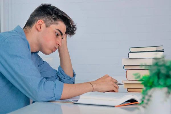 Estudante Adolescente Mesa Com Livros Cansados Sobrecarregados Com Estresse — Fotografia de Stock