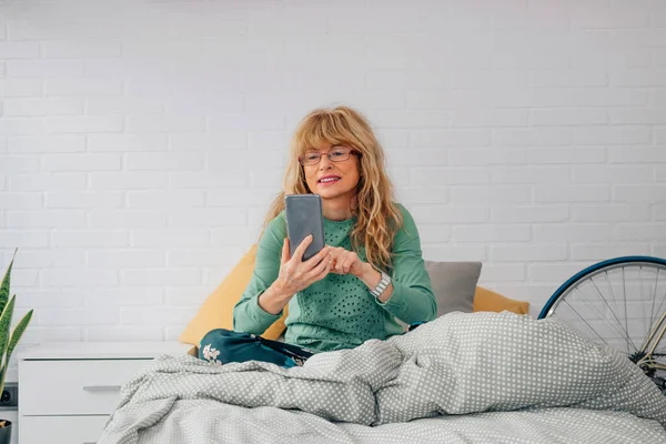 Vrouw Slaapkamer Met Mobiele Telefoon — Stockfoto