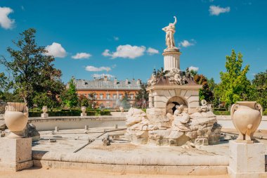 aranjuez, Madrid 'deki ada bahçelerinin anıt girişi.