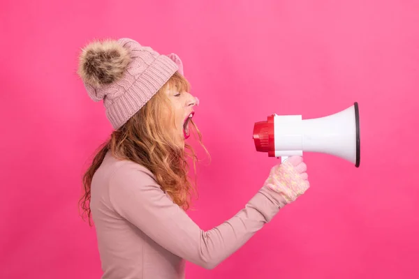 Frau Mit Megafon Isoliert Auf Farbigem Hintergrund — Stockfoto