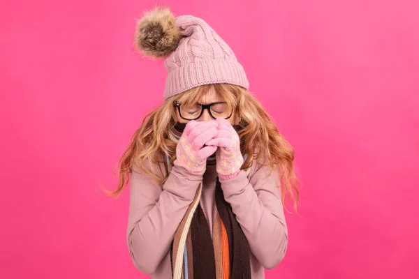 Donna Con Allergia Influenza Con Fazzoletto Isolato Sullo Sfondo — Foto Stock