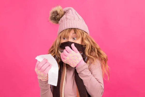 Mulher Com Alergia Gripe Com Lenço Isolado Segundo Plano — Fotografia de Stock