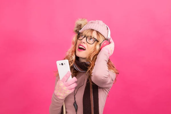 Frau Mit Kopfhörer Und Handy Isoliert Hintergrund — Stockfoto