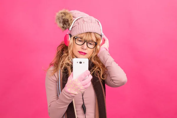 Mulher Com Fones Ouvido Telefone Celular Isolado Segundo Plano — Fotografia de Stock