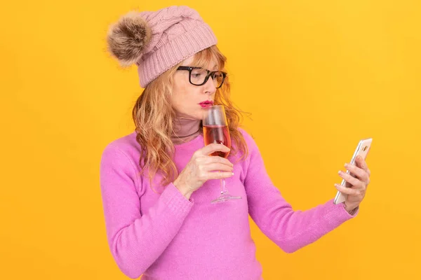 Mulher Com Telefone Celular Copo Vinho Isolado — Fotografia de Stock