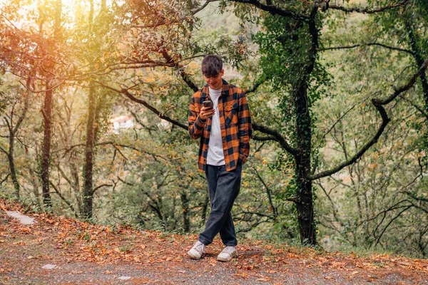 Joven Mirando Teléfono Móvil Aire Libre Otoño — Foto de Stock