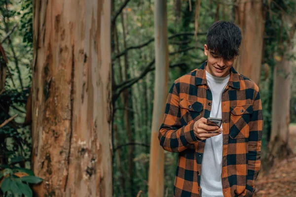 Tiener Jongen Met Mobiele Telefoon Buiten — Stockfoto