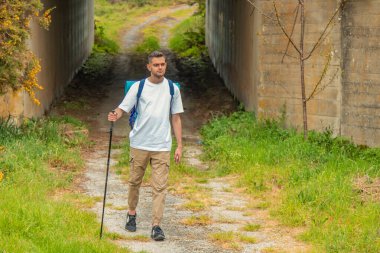 Sırt çantasıyla gezen ya da hacca giden genç adam.