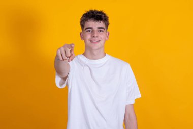 Boşluğu gösteren izole genç çocuk.