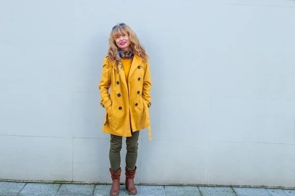 Femme Souriante Dans Rue Sur Mur Avec Espace — Photo