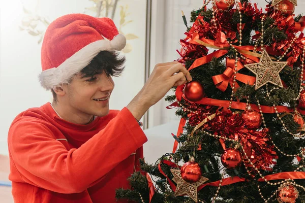 Menino Adolescente Decorando Árvore Natal Casa Com Chapéu Papai Noel — Fotografia de Stock