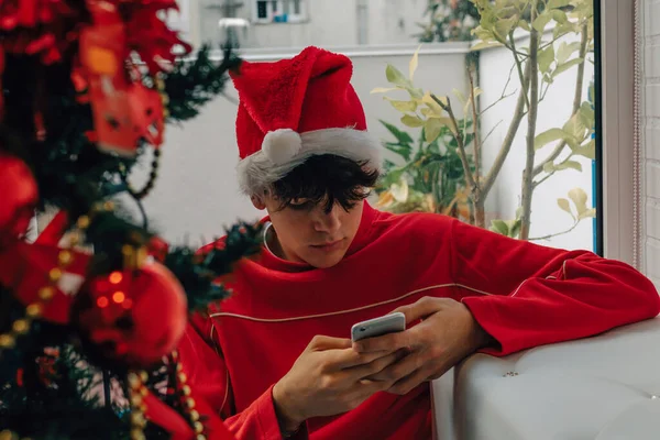 Подросток Мобильным Телефоном Дома Рождество — стоковое фото
