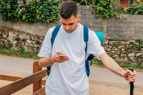 Jonge Man Reizen Wandelen Met Rugzak Zoek Naar Mobiele Telefoon — Stockfoto