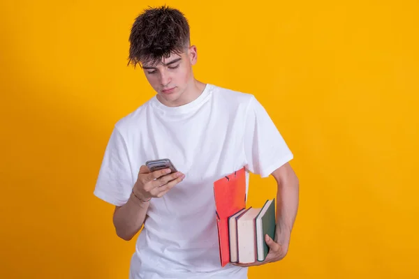 Adolescent Étudiant Avec Téléphone Portable Livres Isolés Sur Fond Couleur — Photo