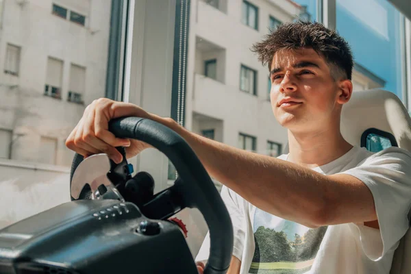 Gamer Menino Com Console Volante Jogar Online — Fotografia de Stock