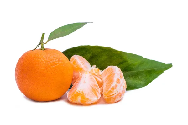 Natürliche Mandarine Mit Blatt Isoliert Auf Weißem Hintergrund — Stockfoto