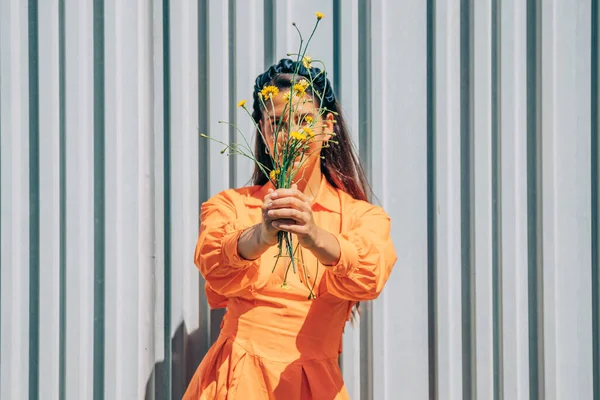 꽃다발을 오렌지 드레스를 — 스톡 사진
