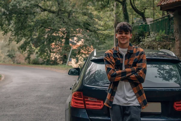 Modieuze Jongeman Met Auto Buiten — Stockfoto