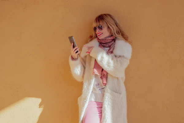 Женщина Опирающаяся Стену Улицы Помощью Мобильного Телефона — стоковое фото