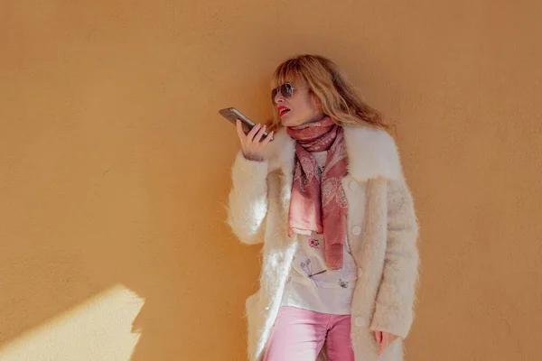 Женщина Улице Мобильным Телефоном Отправляет Голосовое Сообщение — стоковое фото