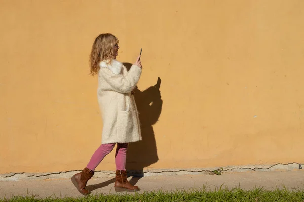 Vrouw Straat Wandelen Met Mobiele Telefoon — Stockfoto