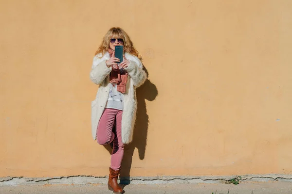 Жінка Спирається Стіну Вулиці Мобільним Телефоном — стокове фото