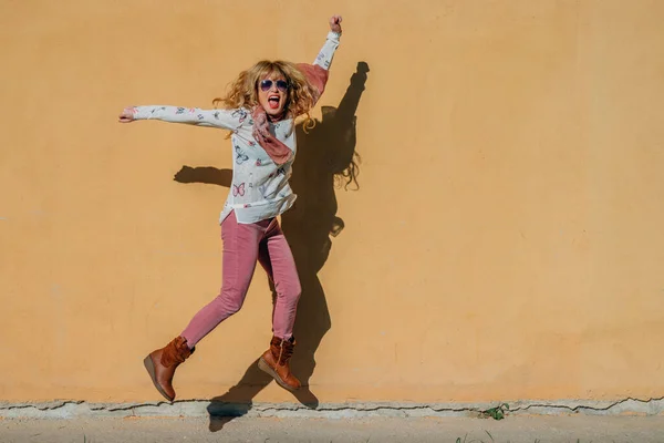 Mulher Saltando Alegria Com Fundo Parede Livre — Fotografia de Stock