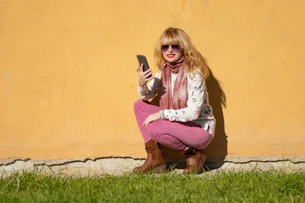 Vrouw Met Mobiele Telefoon Straat Met Muur Met Ruimte Voor — Stockfoto