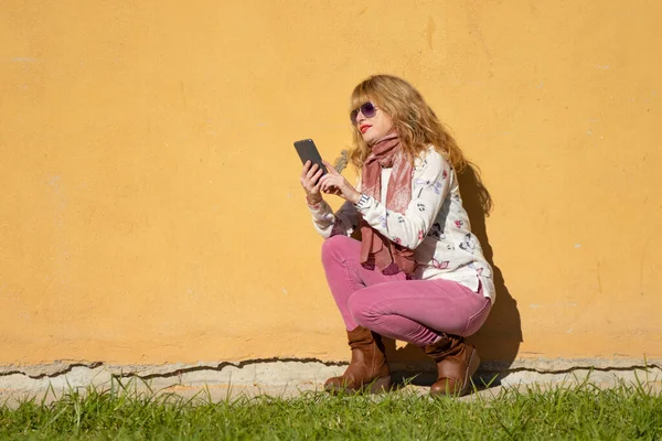 Kvinna Gatan Med Mobiltelefon Och Vägg Med Utrymme — Stockfoto