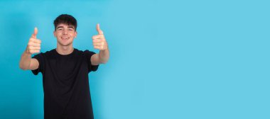 İyi ya da başarı ifadesi olan genç çocuk izole edilmiş.