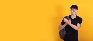 Sırt çantalı öğrenci arkaplanda boşluk bırakarak izole edildi