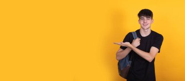 Arka planda izole edilmiş sırt çantalı mutlu öğrenci