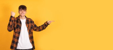 Şaşırmış bir ifadeyle izole edilmiş bir genç.