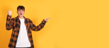 Şaşırmış bir ifadeyle izole edilmiş bir genç.