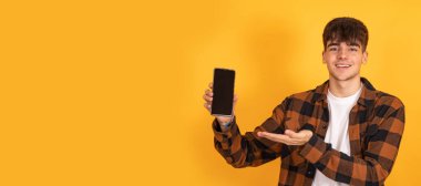 Arka planda cep telefonu ya da cep telefonu olan izole çocuk