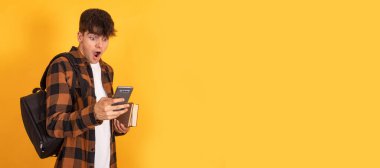 arka planda cep telefonu olan şaşırmış öğrenci