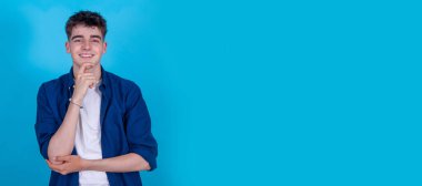 Arka planda izole edilmiş genç portresi