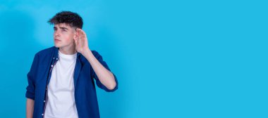 Dinleyen ifadeye sahip yalnız bir genç adam.