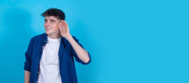 Dinleyen ifadeye sahip yalnız bir genç adam.