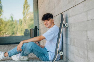 Sokakta cep telefonu olan genç bir çocuk.