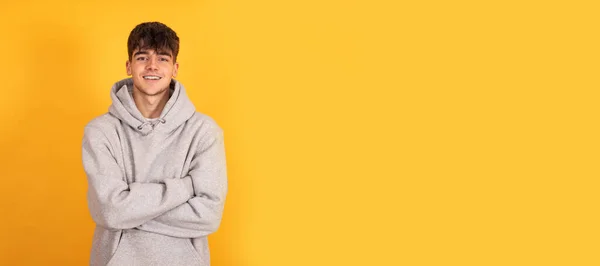 Porträt Von Teenager Junge Isoliert Auf Gelbem Hintergrund — Stockfoto
