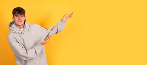 Isolado Teen Menino Apontando Fundo Com Espaço — Fotografia de Stock