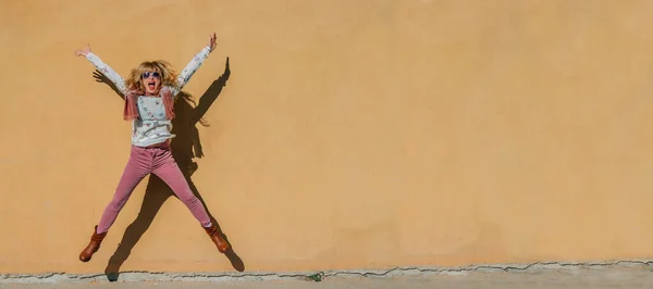 Skokowa Kobieta Odizolowana Ścianie — Zdjęcie stockowe