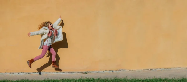 Прыгающая Женщина Изолирована Стене — стоковое фото