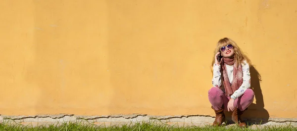 Frau Mit Handy Der Hauswand — Stockfoto