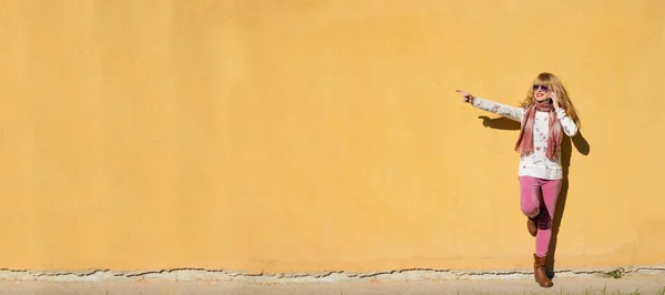 Donna Con Cellulare Sul Muro Della Strada Con Spazio — Foto Stock