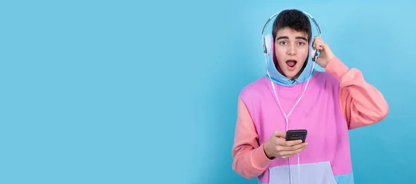 Adolescente Menino Com Telefone Celular Fones Ouvido Isolados — Fotografia de Stock